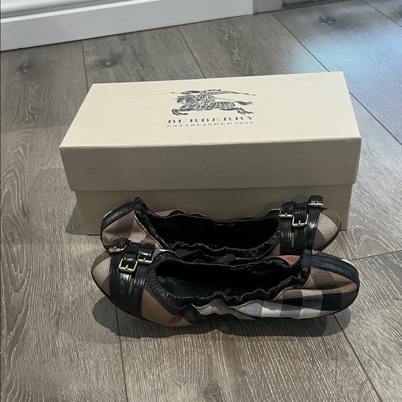 Burberry Women's Checkered Flats with Black Accents - Picture 1 of 1